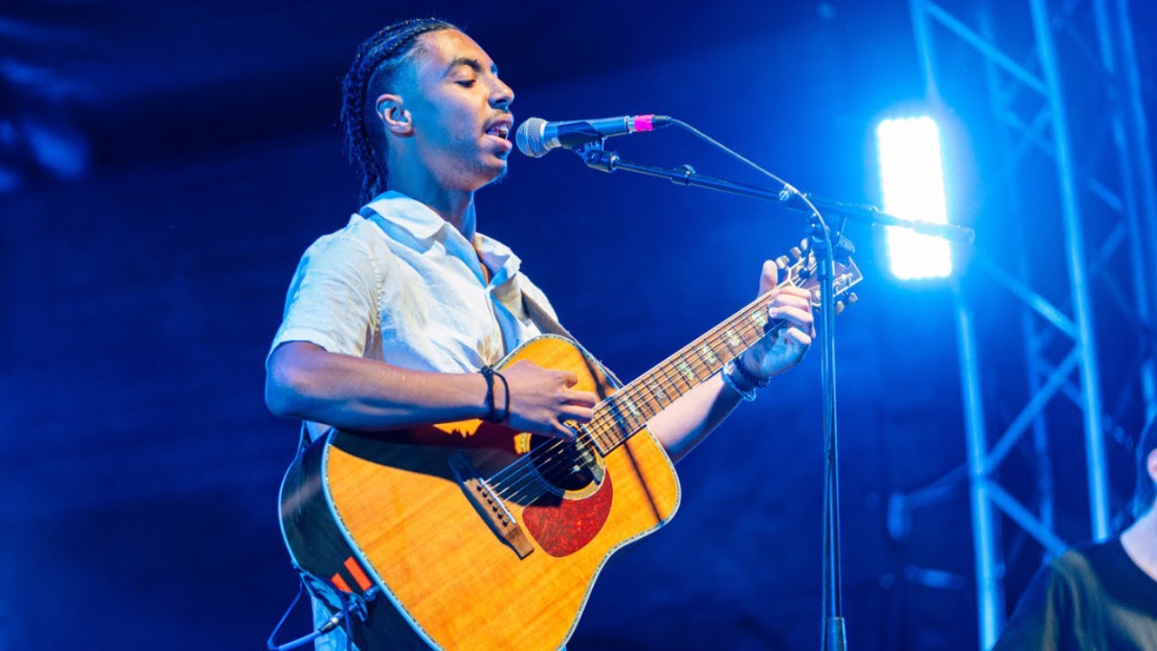 Ένας μαθητής από τη Σκιάθο στη σκηνή του Schoolwave