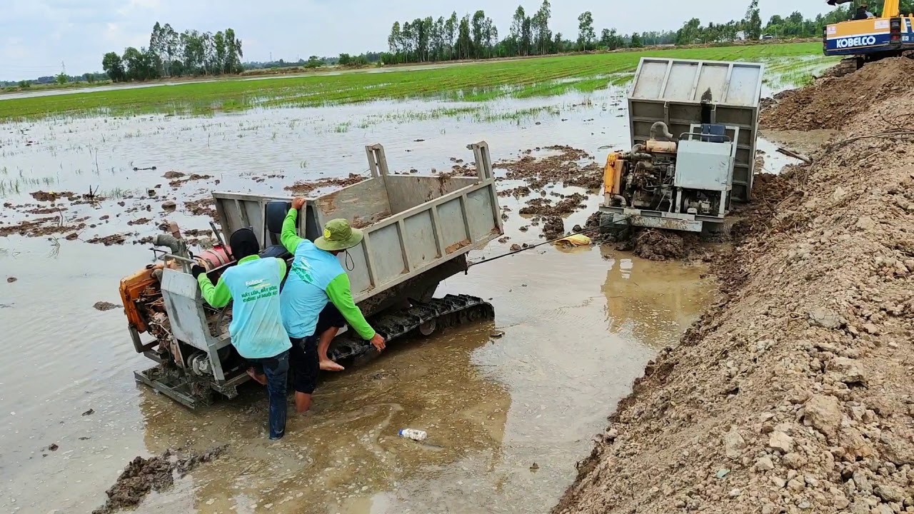 TOÀN CẢNH GIẢI CỨU XEBEN BỊ LẦY LỘI - XEBEN CHỞ ĐẤT BỊ LÚN LẦY .