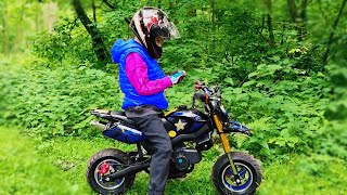 Den y un paseo en Moto por el Bosque! | Aventuras en Moto para Niños!