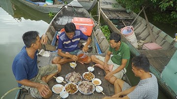 "Giòn Rụm" Cua đồng rang mắm tỏi ớt, Lai rai ngày mưa trên sông | Nét Quê #603