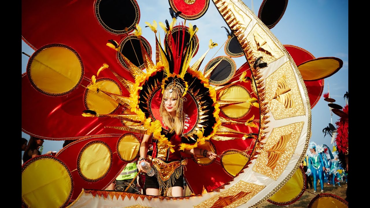 Bestival 2014: Desert Island Disco Carnival Parade