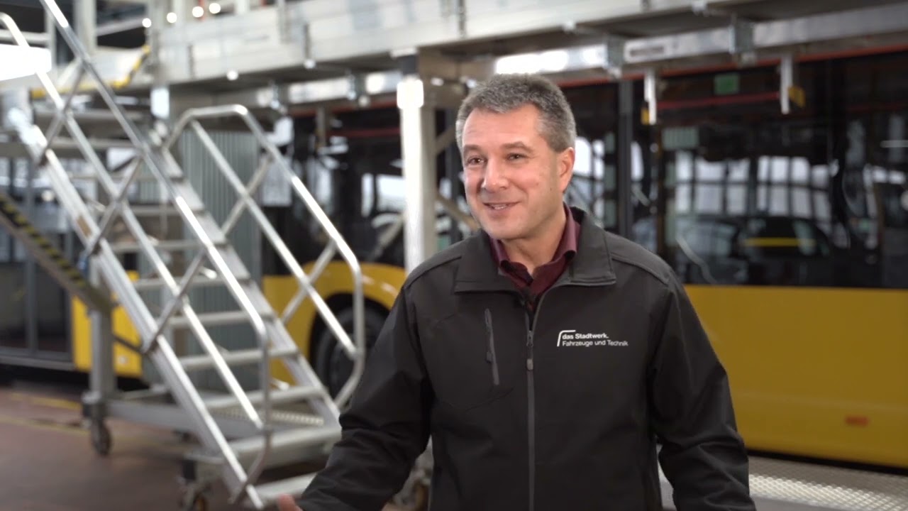 Maßgefertigte Dacharbeitsbühne der MUNK Günzburger Steigtechnik für die Wartung von Bussen