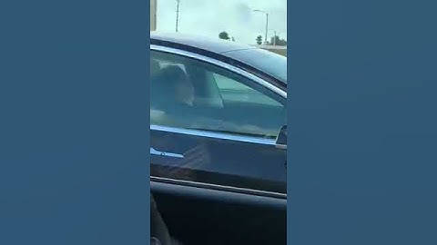 il dort dans une tesla à 120 km h