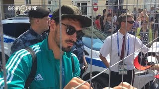 Матс Хуммельс вышел к болельщикам после прилета в Казань | Mats Hummels traf sich mit fans