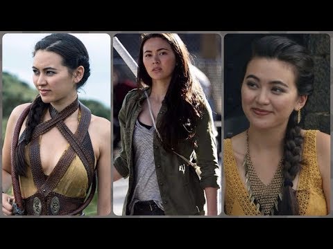 jessica-henwick-(nymeria-sand-in-game-of-thrones)-rare-photos-|-family-|-friends