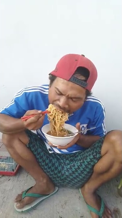 Hebat 2 suap mie ayam 1 mangkok ludes dimakannya Mr.Bewox