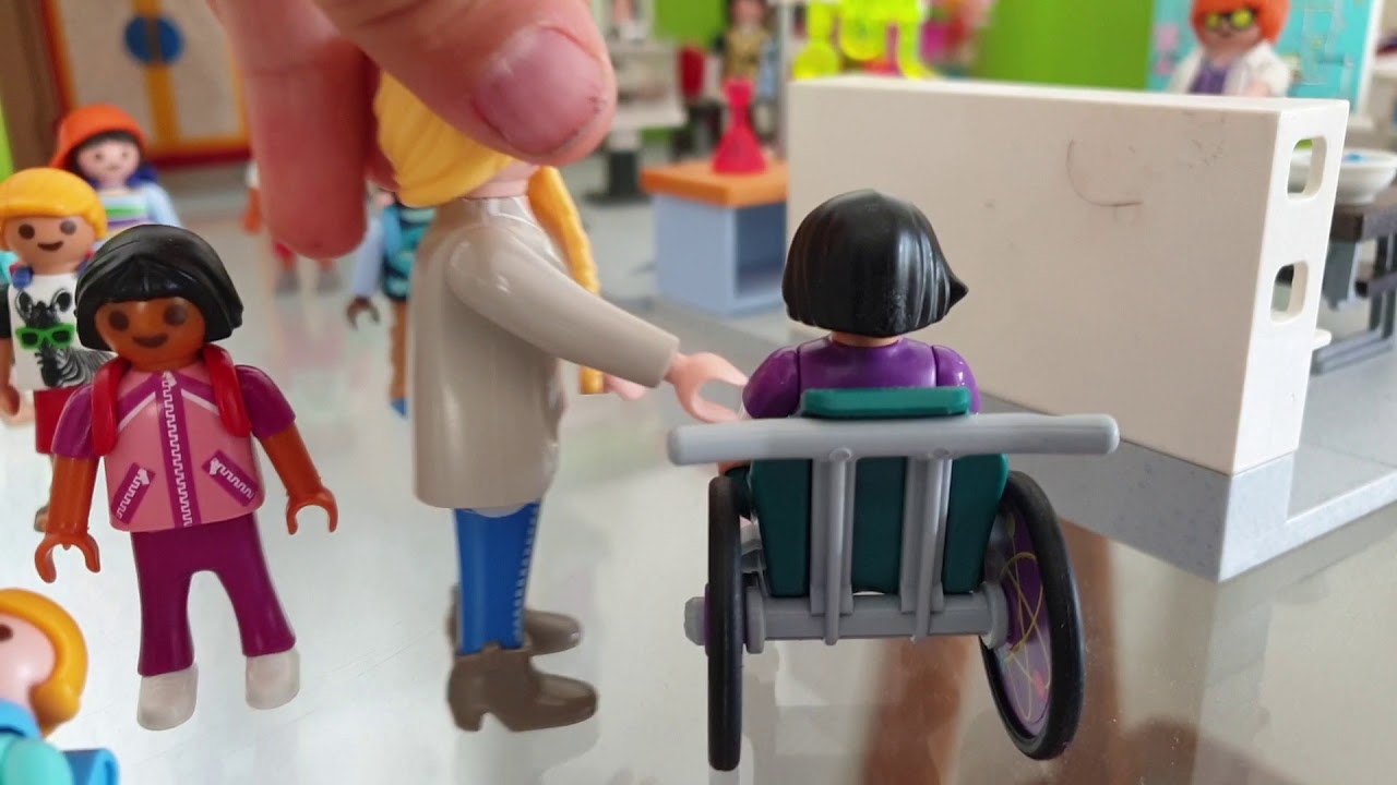 Chloé en français présente une histoire Playmobil : Tom est malade ! 🛌😭