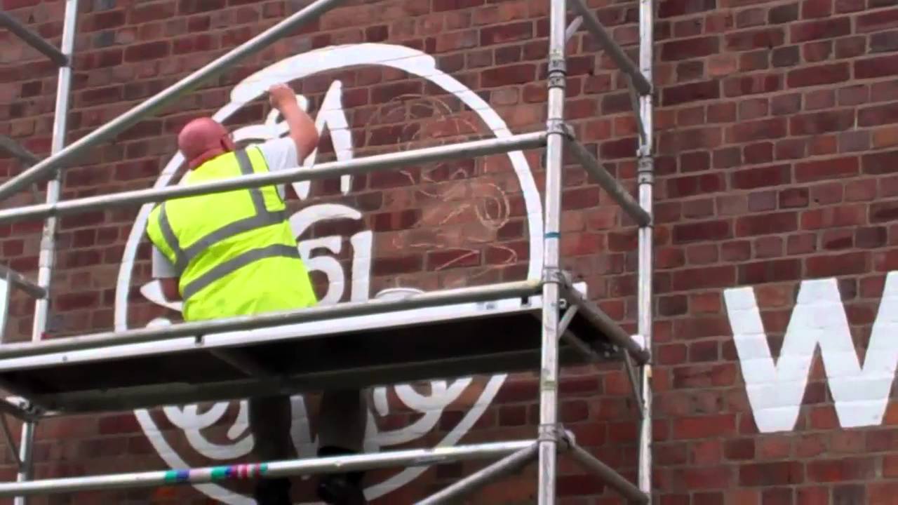 wayne tanswell signwriter paints museum