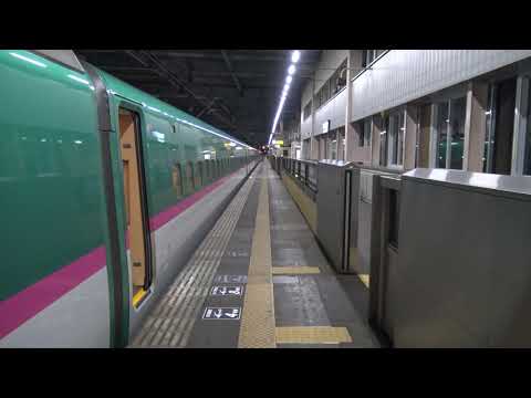 ご当地発車メロディが鳴り響く東北新幹線水沢江刺駅に停車中の上りやまびこE5系