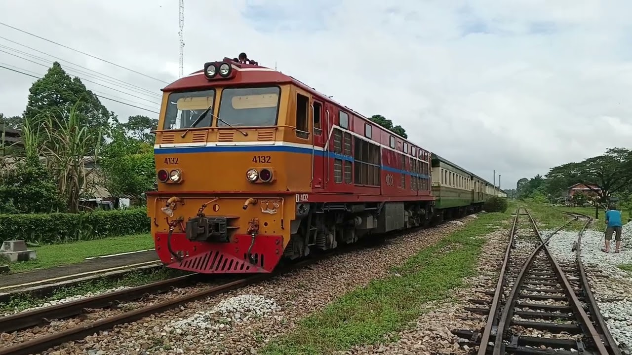 Alsthom Als 4132 ทำขบวนที่ 455 กำลังเข้าสู่สถานีโคกคราม และออกจากสถานีโคกคราม