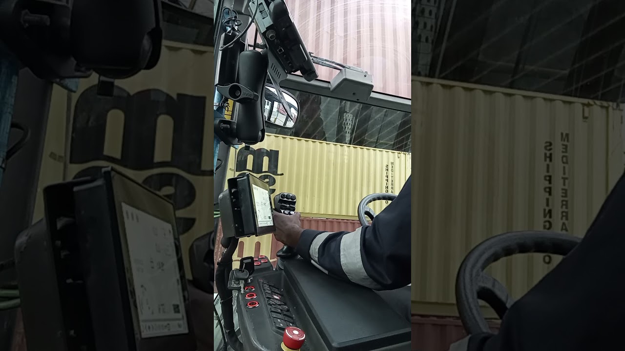 How to operate a ReachStacker 