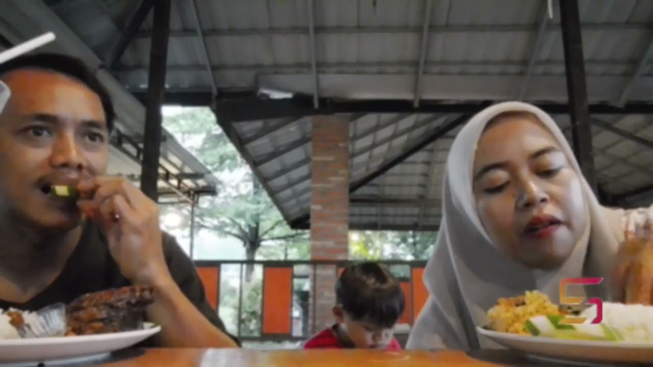 MAU PERGI MAKAN TAPI KEHUJANAN 🤣