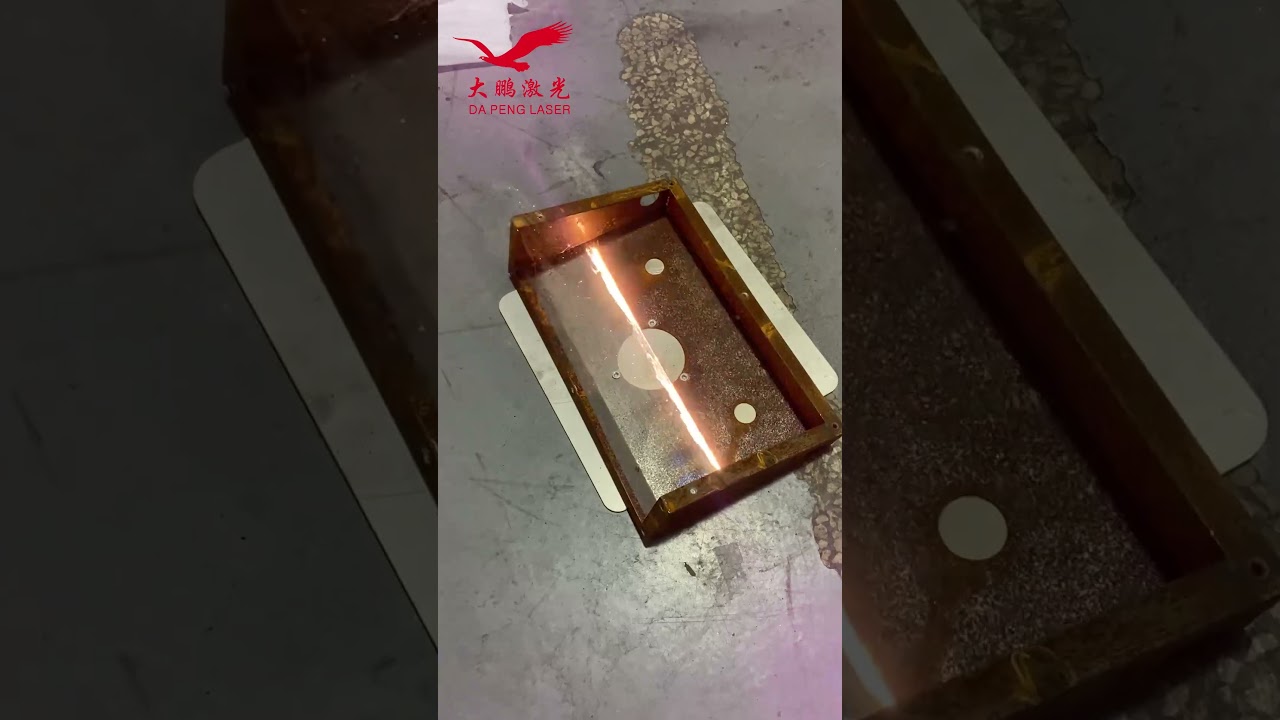 Handheld Laser Cleaning Machine for Metals with Rust Paint Oil Dirt Stains Coating Graffiti Oil