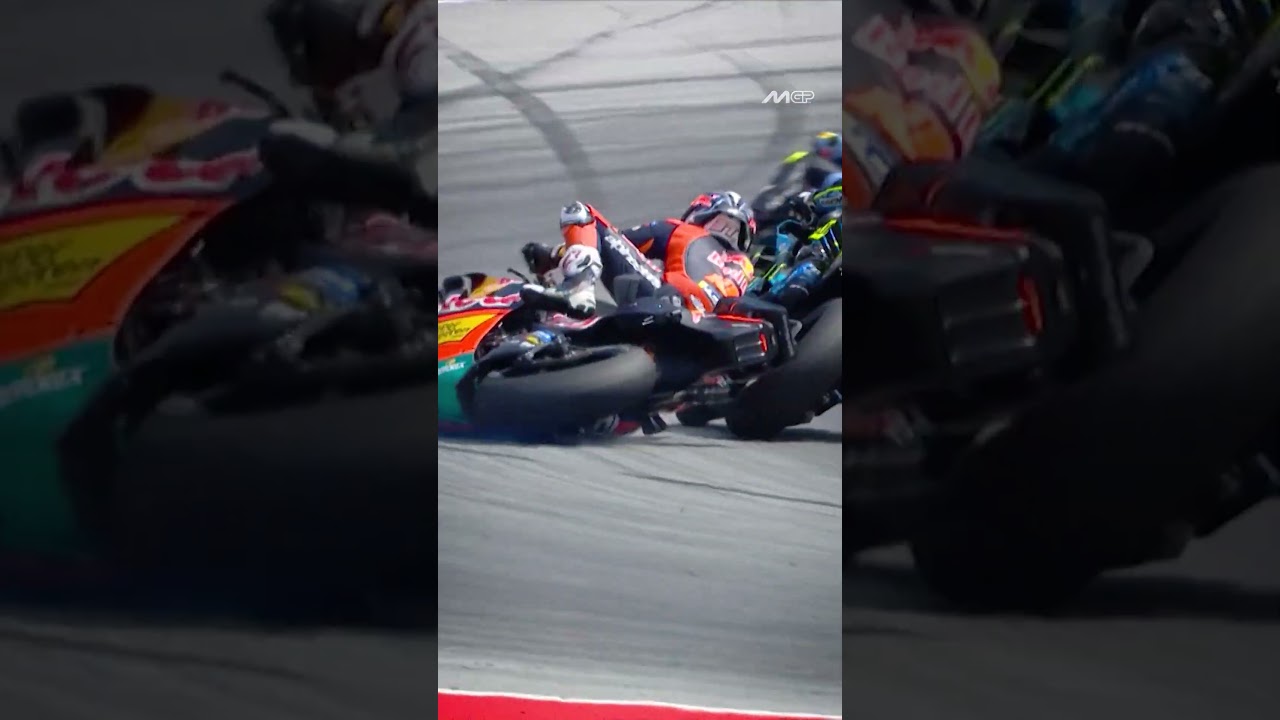 Pedro Acosta goes down after contact at the last corner!
