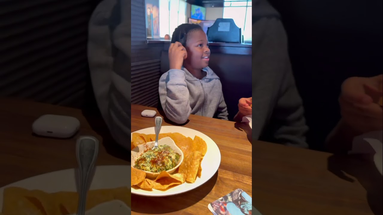 ПИЧ МАКИНТАЙР 🍑 И ДВОЁ ИЗ ЕЁ 9 ДЕТЕЙ НАСЛАЖДАЮТСЯ ОБЕДОМ В YARD HOUSE 🏠 В САМЫЙ ПЕРВЫЙ РАЗ 😋😋😋