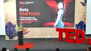 ¿Por qué salimos de la escuela sin saber vivir? | Betty Martínez Sandoval | TEDxTarapoto