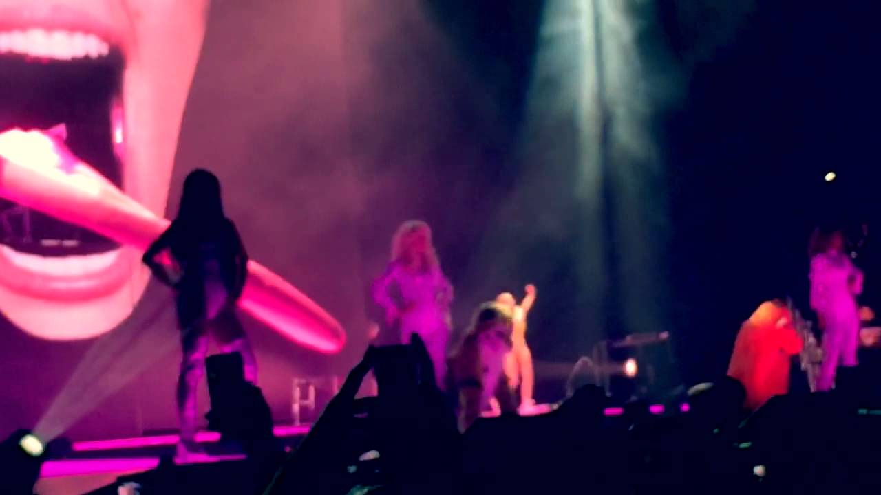 Miley Cyrus - SMS/Bangerz - LIVE - Melbourne, Australia -