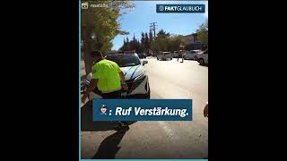 Ein Polizist rammt einen Motorradfahrer