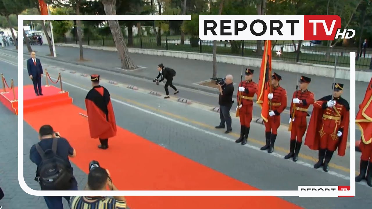 Ceremonia e detyrës së presidentit, momenti kur Komandanti i Truprojës së Nderit i paraqet forcën
