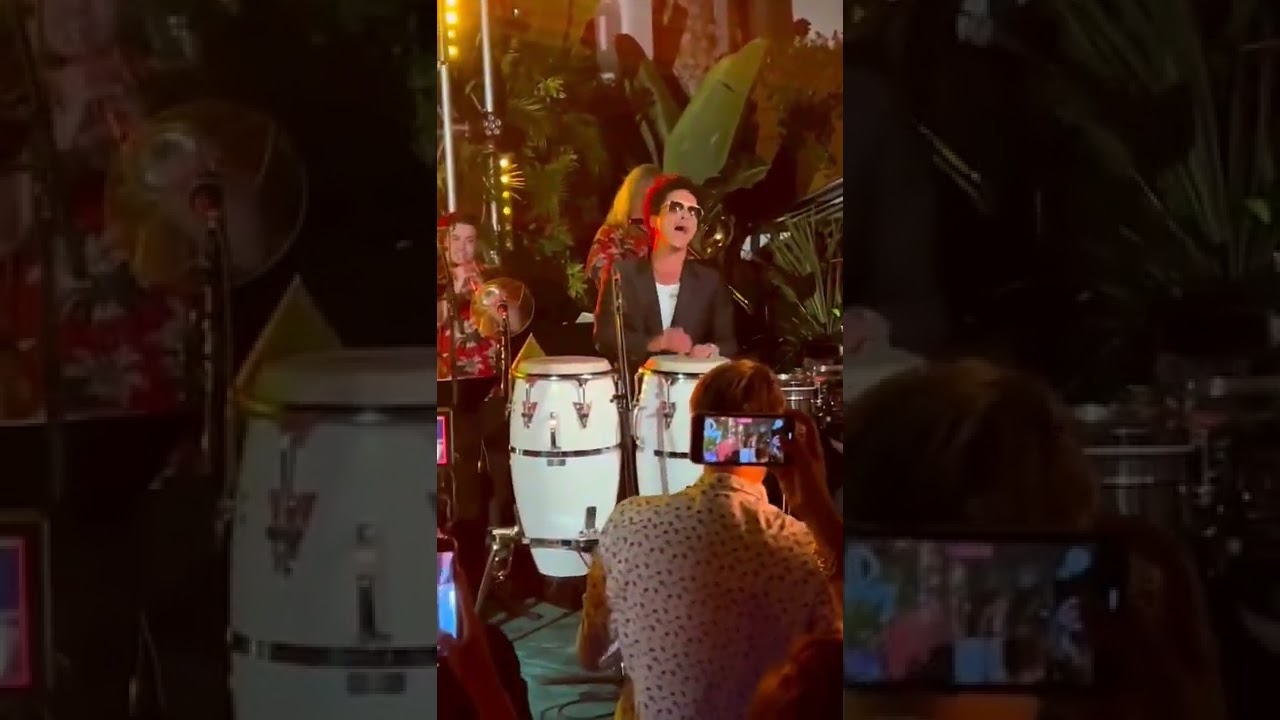 Bruno Mars tocando Salsa con la conga