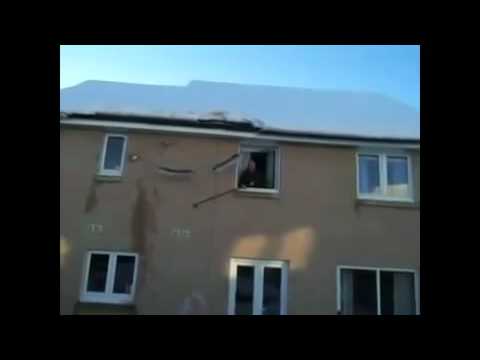 Dziadek strąca sople z dachu ;]