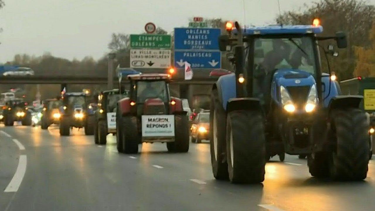 Tractors on the motorway head to Paris for farmer's protest AFP YouTube