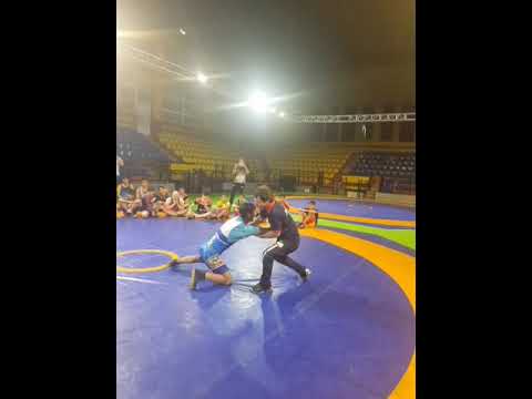 گرفتن دو دست یک دست و اجرای تکنیک