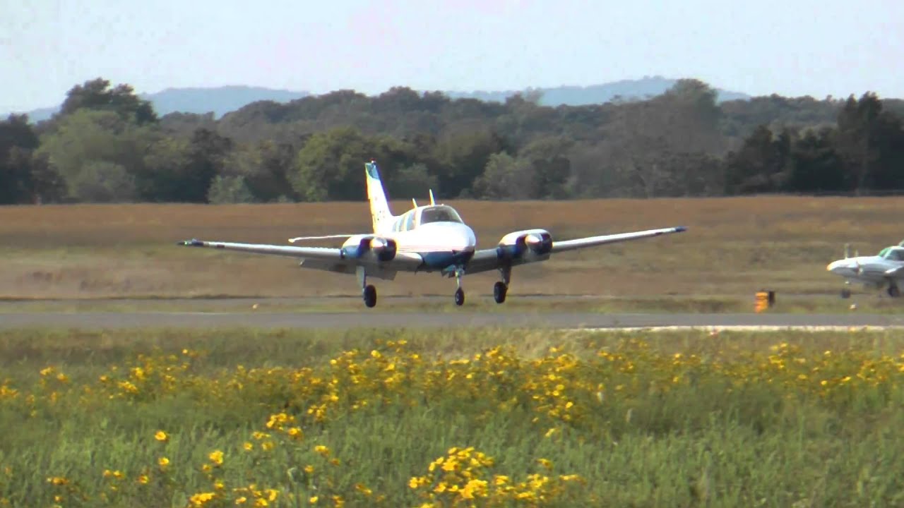 Beech Baron, N14TR landing at KHWY on 091910 at 1631