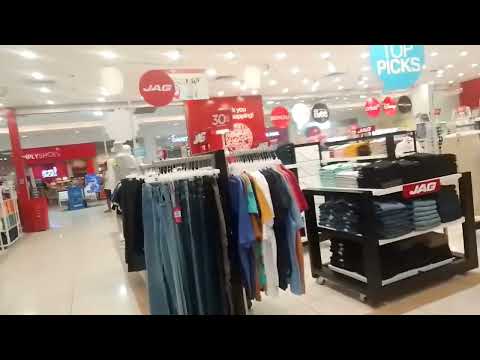 ROAMING INSIDE IN WALTERMART with MY FAMILY..