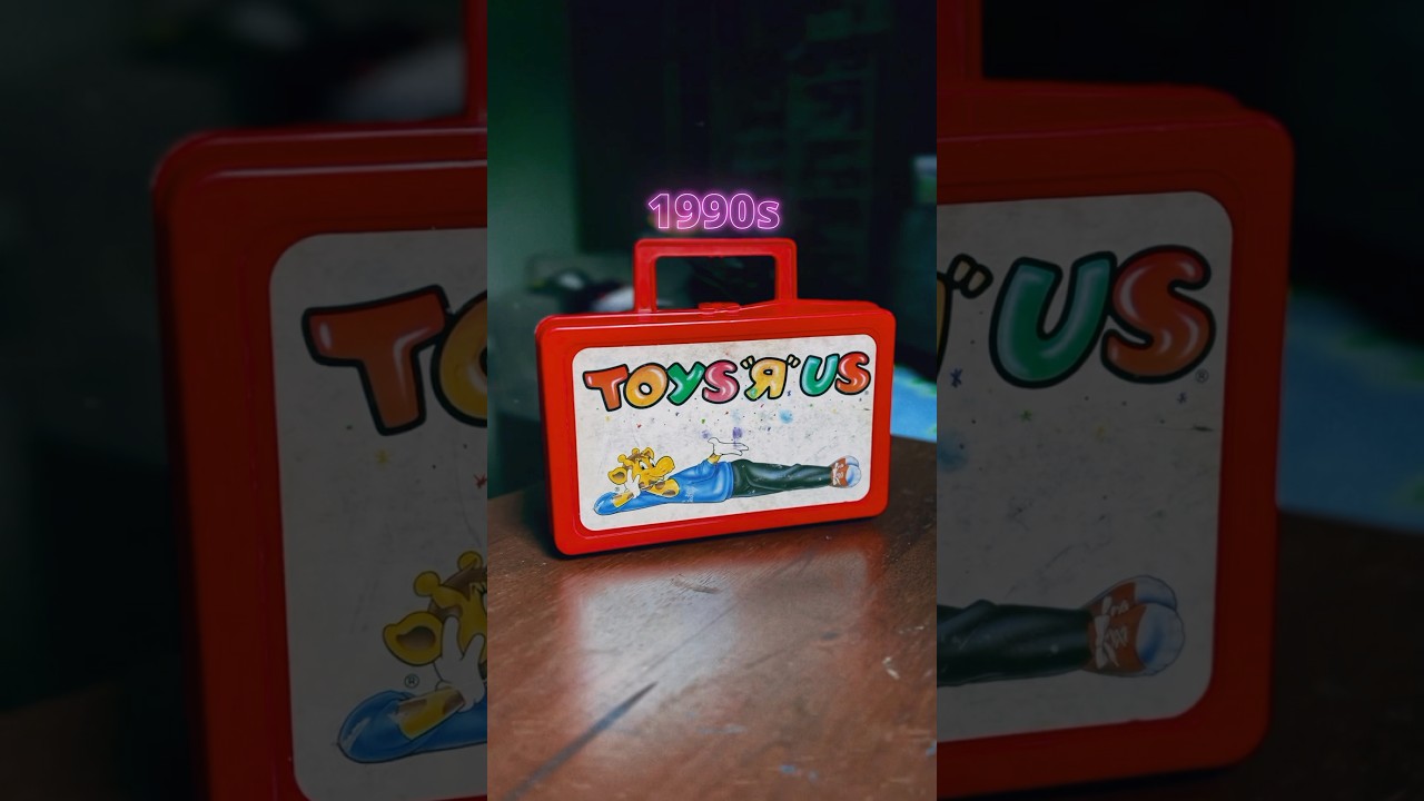 У меня все еще есть мой ланч-бокс Toys R Us из 90-х!