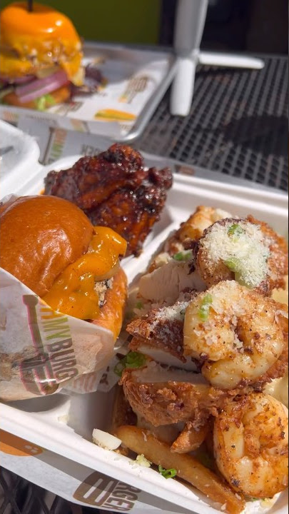 Best Hood Meal in LA 🤤 #foodie #foodvlog #foodshorts #losangeles #restaurant #food #eating #mukbang