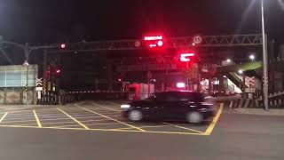 111/2/5日樹林區福德街平交道4046次和1237次雙微笑號(由老蕭親自拍攝)