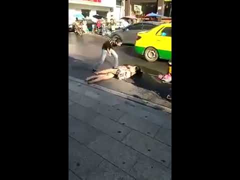 2 wanita berkelahi di pinggir jalan sampai lepas baju VIDEO