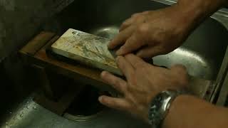 京都 天然砥石 奥殿 巣板 蓮華 仕上げ砥石 - YouTube