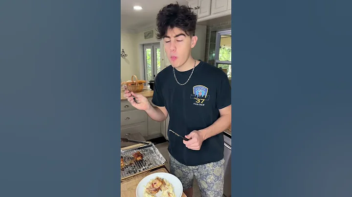 BEST Crockpot, spinach, dip ever!!! #SpinachArtichokeDip #CrockpotRecipes