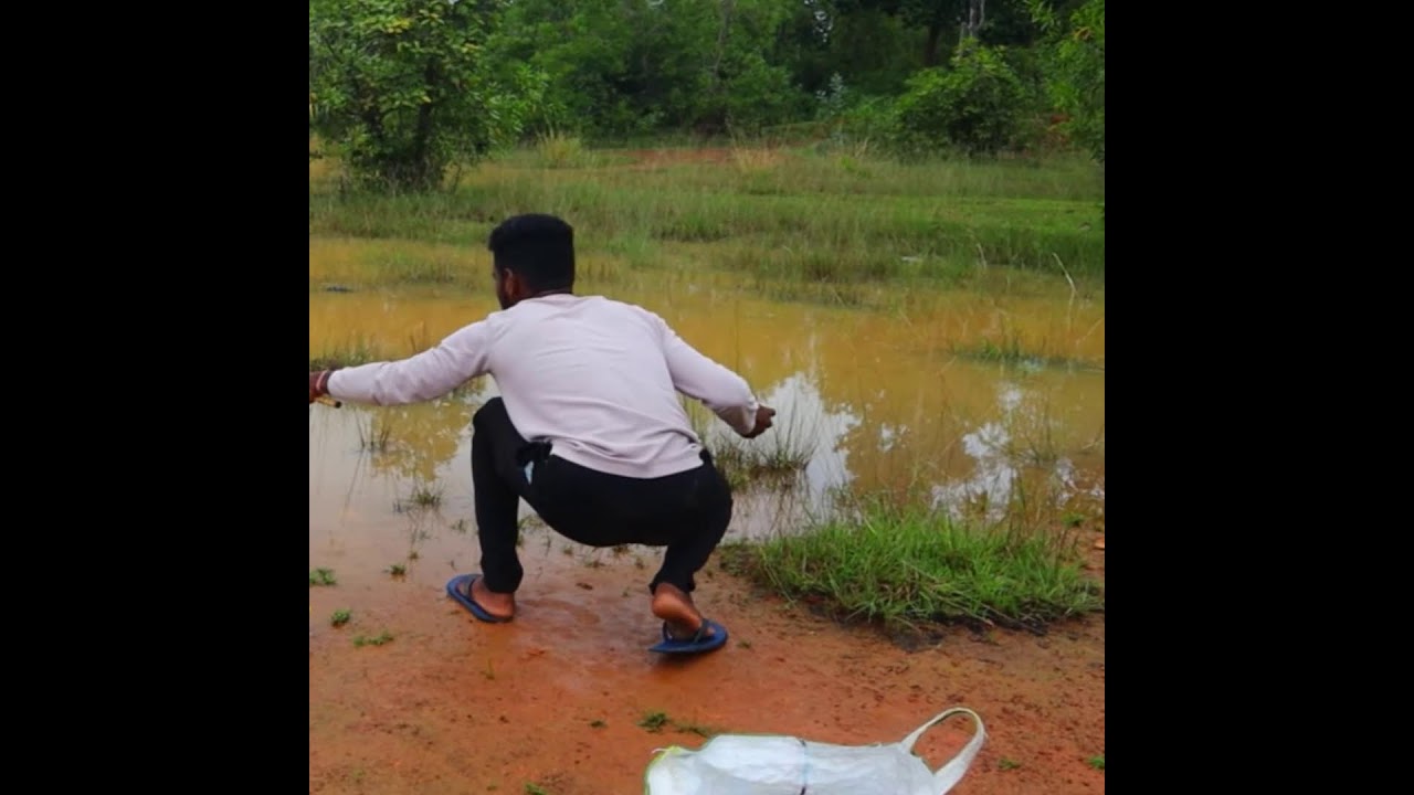Fishing in a Dried-Up Pond #survivalfishing#bushcraftfishing#diy