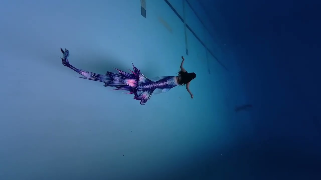 Mermaid diving in a 5m tank: 4m long tail, the tank is afraid of me but I'm not afraid of the tank 😂