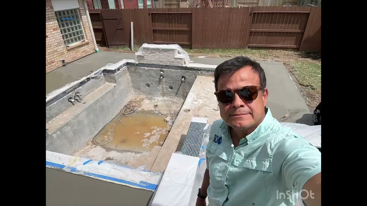 Custom pool and spa build in Katy TX with StoneScape pebble finish travertine coping and cool deck patio