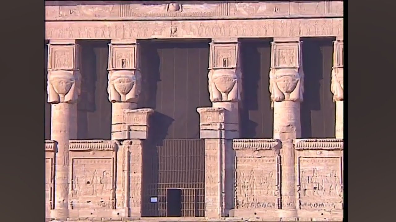 الفيلم الوثائقي(انحناءة النهر) عن محافظة قنا..سيناريو وإخراج أحمد القوصي .. إنتاج 2002.