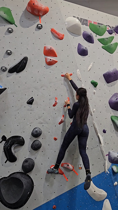 Almost lost it at the top!😬🫣 #bouldering #boulderinggym #climbing #indoorclimbing