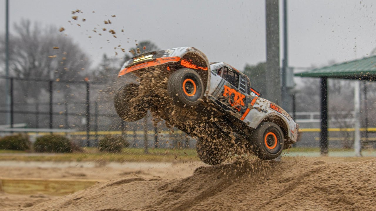 Traxxas Unlimited Desert Racer Highlight Reel - YouTube