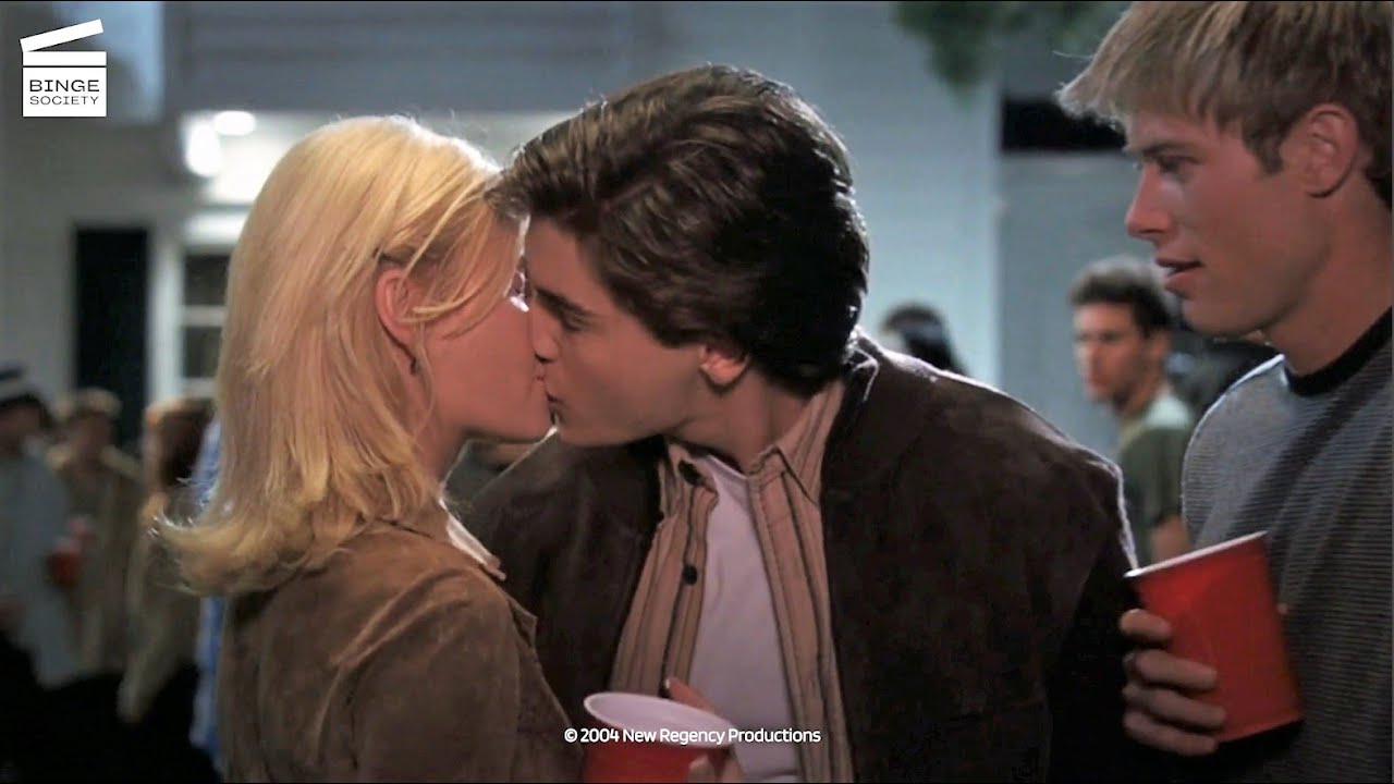 The Girl Next Door : Tous les yeux sur elle - YouTube