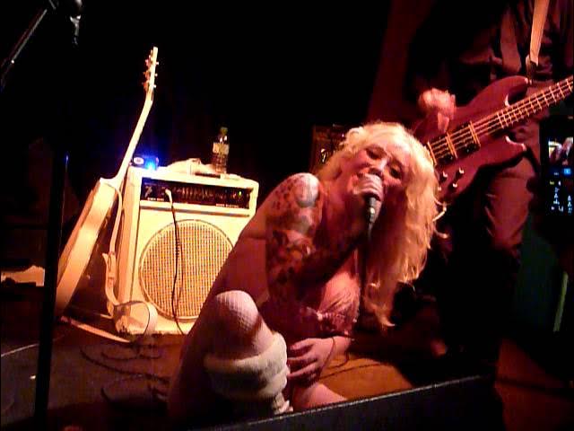 Seks otasi qizini sikdi Lateks partiyasida porno tomosha qiling