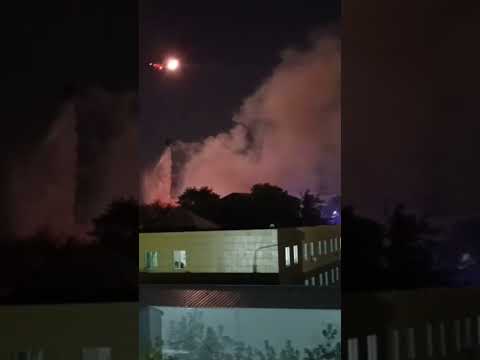 вертолет тушит пожар