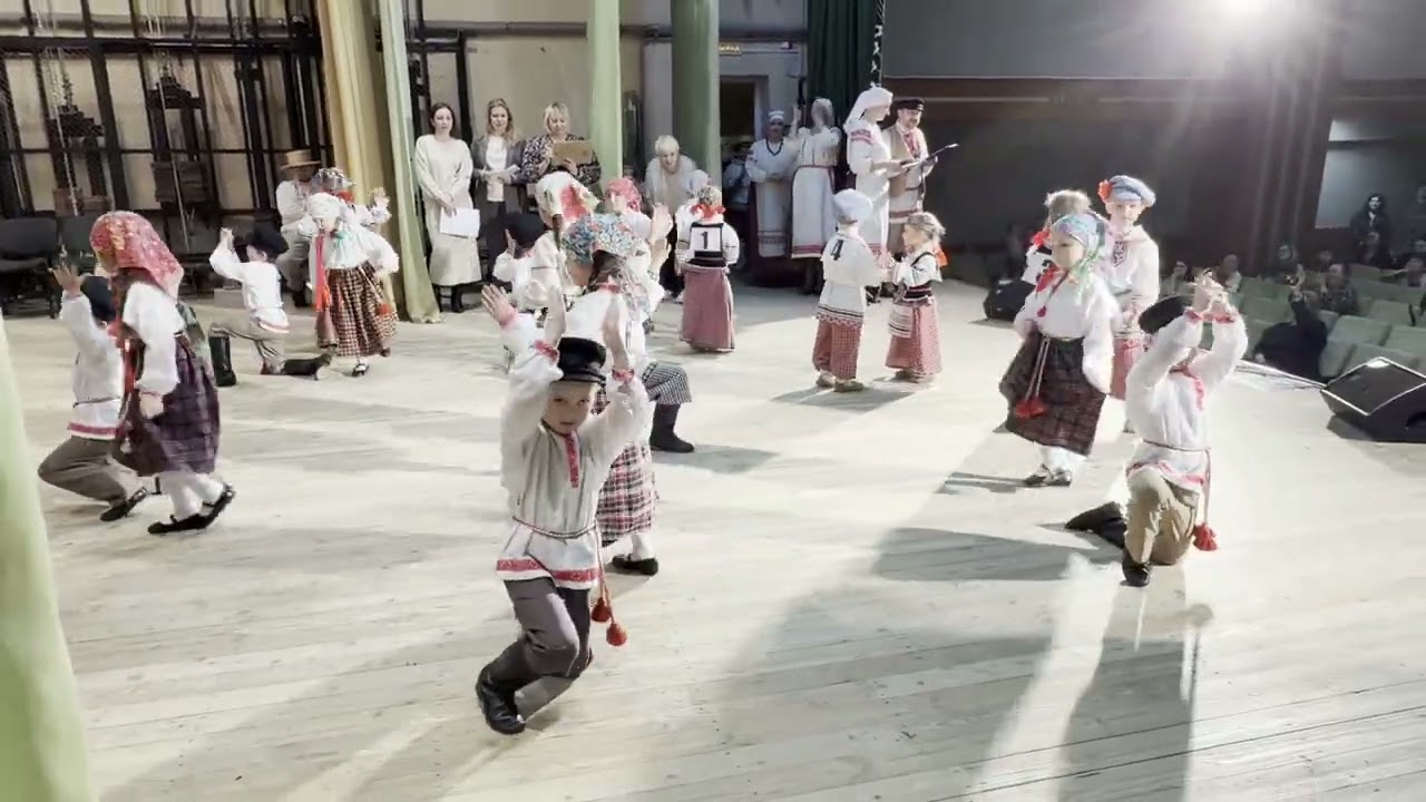 XV абласны агляд-конкурс фальклорнага мастацтва дзяцей і моладзі “Ад прашчураў да зор”  ТАНЦЫ