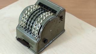 SUMMIRA 7 (historische Rechenmaschine um 1950)