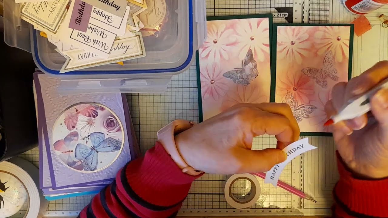 Давайте сделаем несколько открыток, используя случайные мелочи.