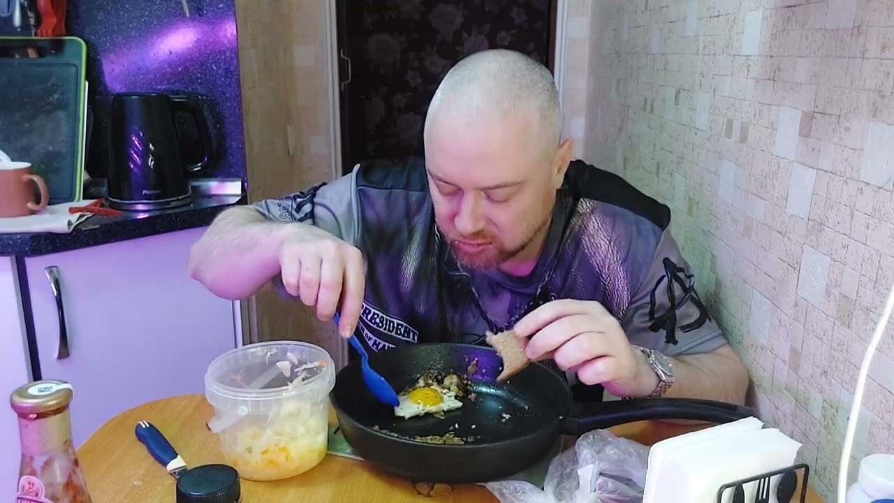 Мукбанг. Греча с яйцом в сковородке,капуста квашеная с горчичным маслом и с луком.