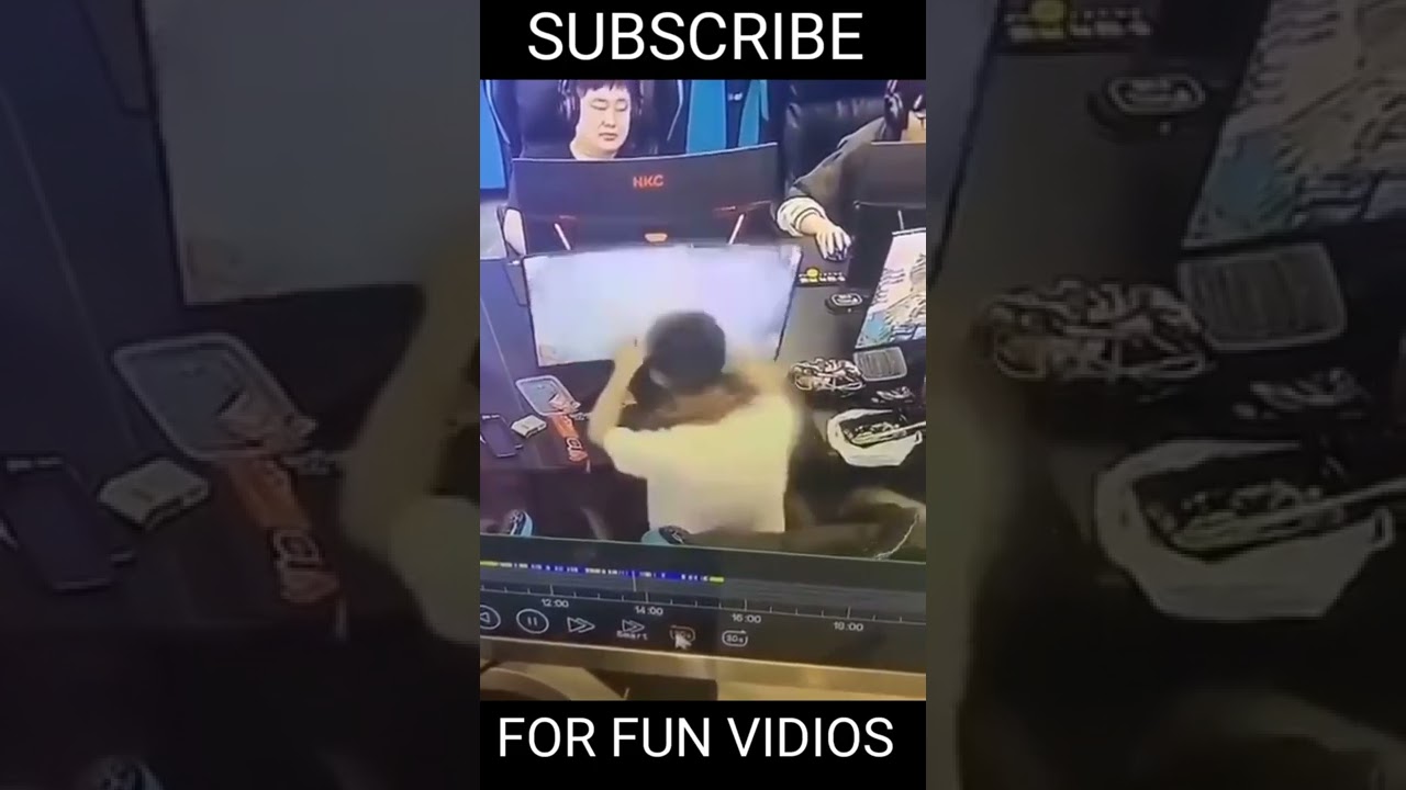 This young man destroys a computer in an internet cafe😑😑