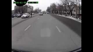 Алматы. Пешеход на дороге 20150122 1221